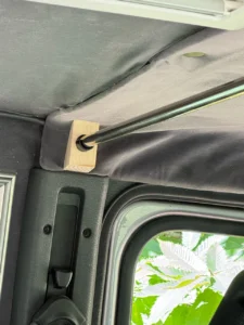 naissance barre de rideaux arriere cote conducteur