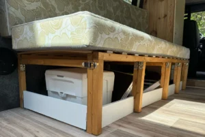 planches entre jambes lit peigne